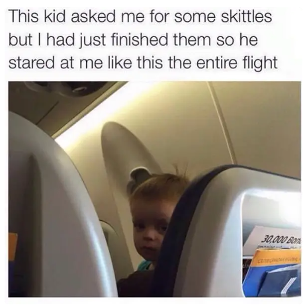 Starrendes Kind im Flugzeug