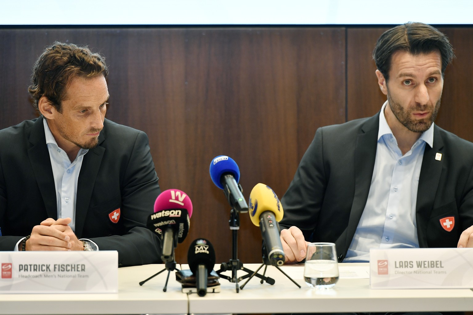 Patrick Fischer, links, Schweizer Eishockey Head Coach und Lars Weibel, rechts, General Manager orientieren an einer Medienkonferenz in Zuerich am Donnerstag, 24. Oktober 2019 ueber die Vetragsverlaen ...