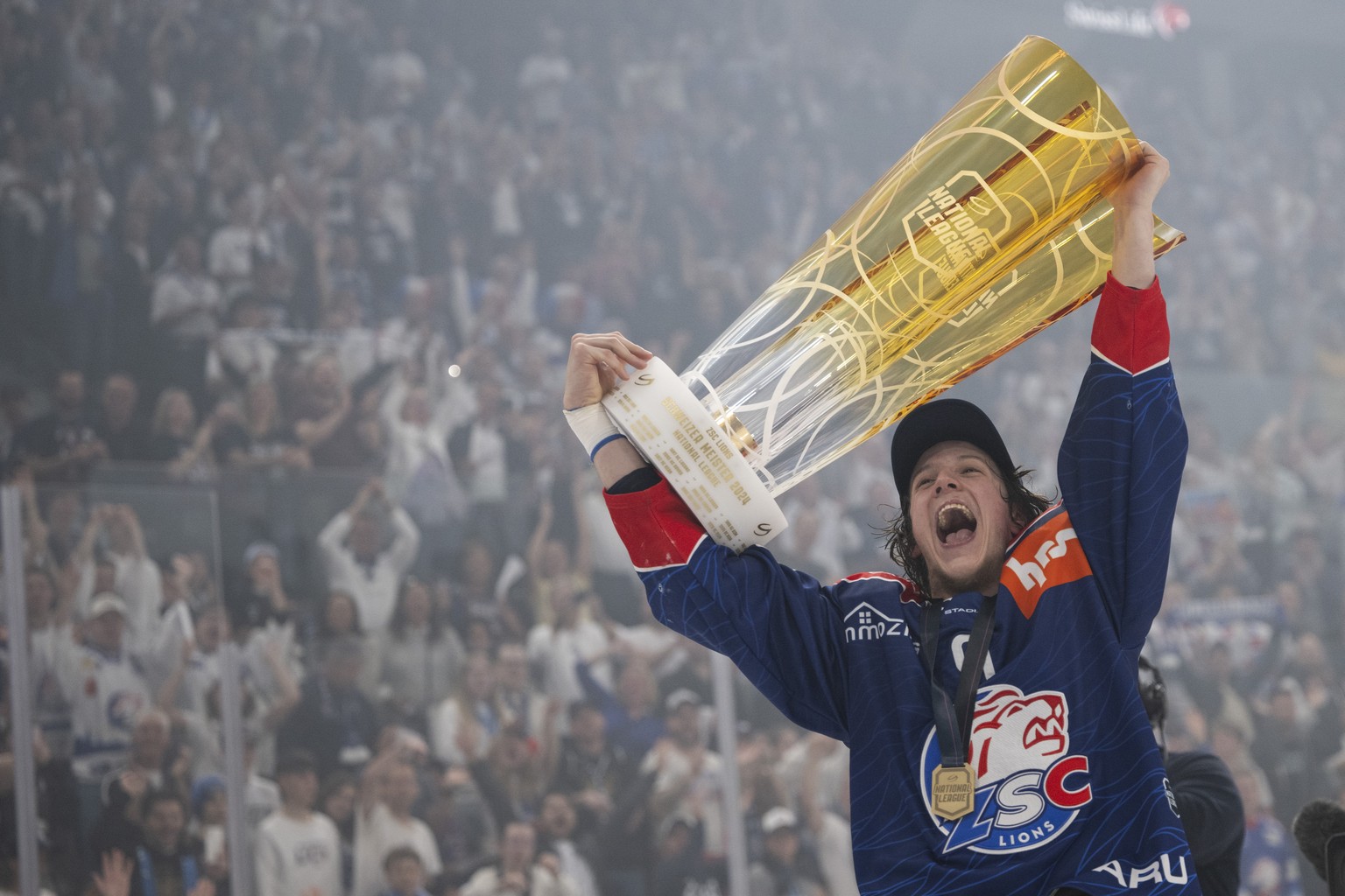 Vinzenz Rohrer (ZSC) jubelt mit dem Pokal im siebten Playoff Final Eishockeyspiel der National League zwischen den ZSC Lions und dem Lausanne HC, am Dienstag, 30. April 2024, in der Swiss Life Arena i ...