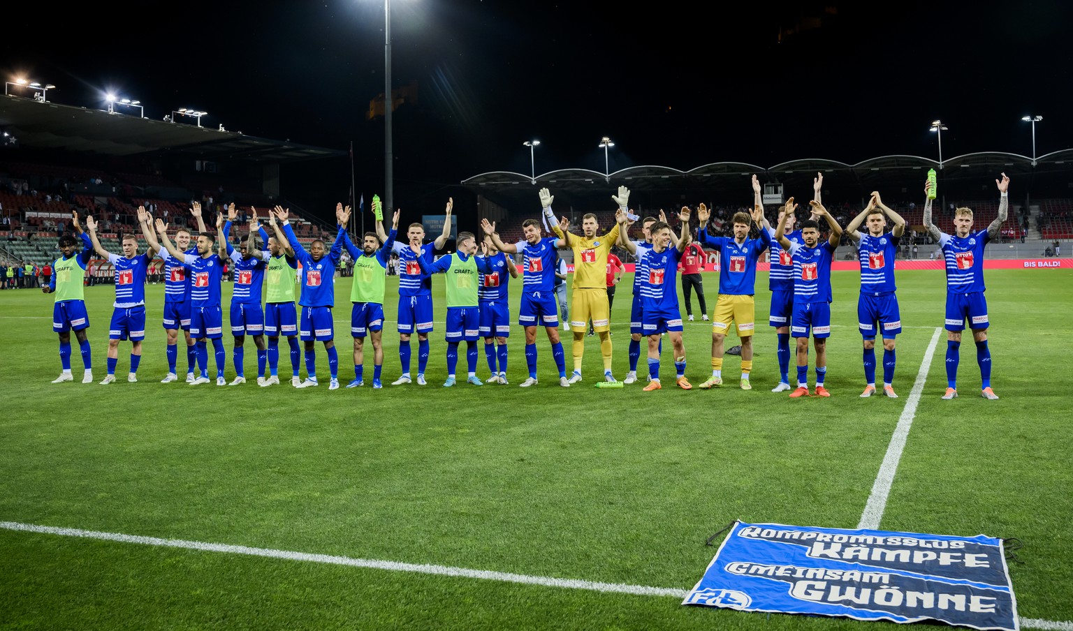 Les joueurs lucernois fetent la victoire lors de la rencontre du championnat de football de Super League entre le FC Sion et le FC Luzern le mercredi 11 mai 2022 au stade de Tourbillon a Sion. (KEYSTO ...