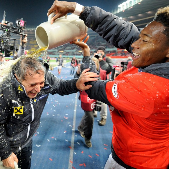 Bierdusche vom Starspieler: Trainer Koller und Alaba feiern die EM-Qualifikation.