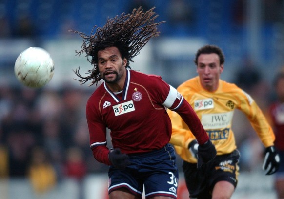 Der Schaffhauser Enzo Todisco, rechts, kommt zu spaet gegen den Franzoesischen Weltklassefussballer Christian Karambeu, links, am Sonntag, 5. Dezember 2004, beim Fussball Super-League Spiel zwischen d ...