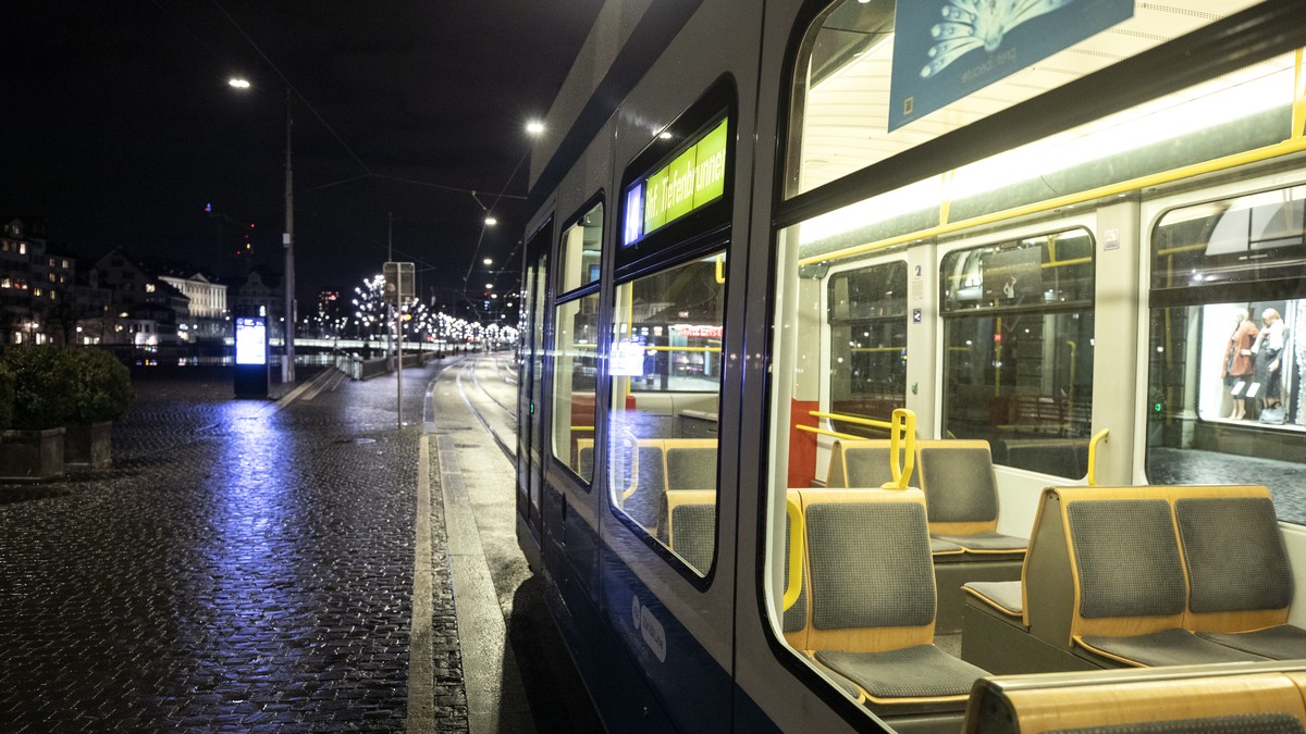 Ein leeres Tram beim Limmatquai in der Neujahrsnacht in Zuerich, aufgenommen am Donnerstag, 31. Dezember 2020. (KEYSTONE/Alexandra Wey)
