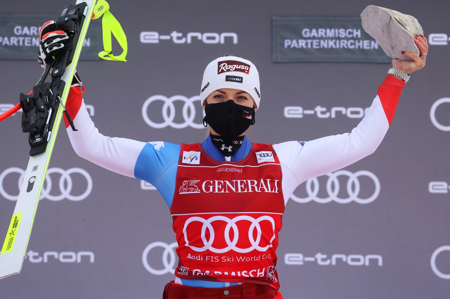 01.02.2021, Bayern, Garmisch-Partenkirchen: Ski alpin: Weltcup, Super G, Damen: Lara Gut-Behrami aus der Schweiz (Erster Platz) steht bei der Siegerehrung. Foto: Karl-Josef Hildenbrand/dpa +++ dpa-Bil ...