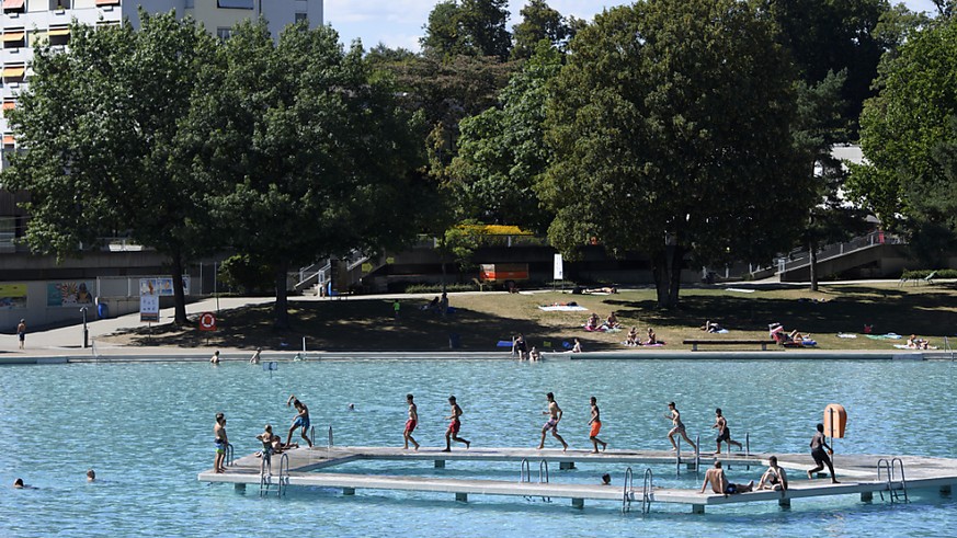 Menschen geniessen die Sonne im Freibad Weyermannshaus in Bern. (Archivbild)