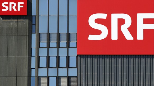 THEMENBILD ZU DEN STELLENSTREICHUNGEN BEIM SCHWEIZER FERNSEHEN SRF --- Das neue SRF Logo haengt am Fernsehstudio Leutschenbach, am Dienstag, 5. April 2011 in Zuerich. (KEYSTONE/Alessandro Della Bella)