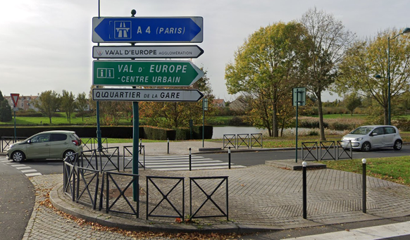 Ein Strassenschild/Wegweiser, welches den Weg nach Paris (Frankreich) anzeigt.