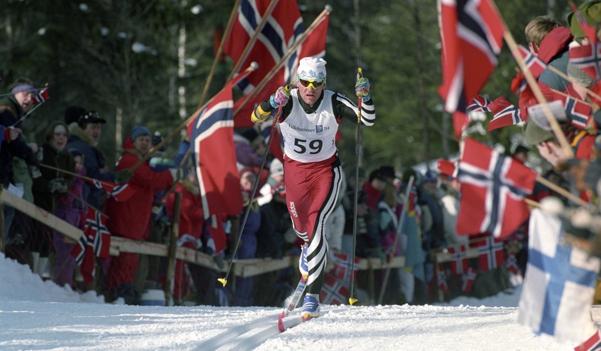 LILLEHAMMER 19940227 Vinter-OL pa Lillehammer. 50 km pa langrenn for menn. 5-mila. Vladimir Smirnov i sporet med tilskuere med norske flagg. Smirnov ble olympisk mester pa distansen. FOTO: LISE ASERUD ...