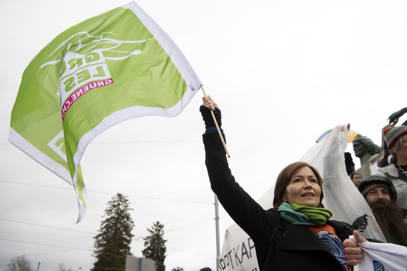 Nationalrat Regula Rytz, GP-BE, demonstriert waehrend eines Klima-Marsches, am Samstag, 8. Dezember 2018 in Bern. Die Demonstranten rufen die Schweizer Politik zu mehr Engagement im Kampf gegen den Kl ...
