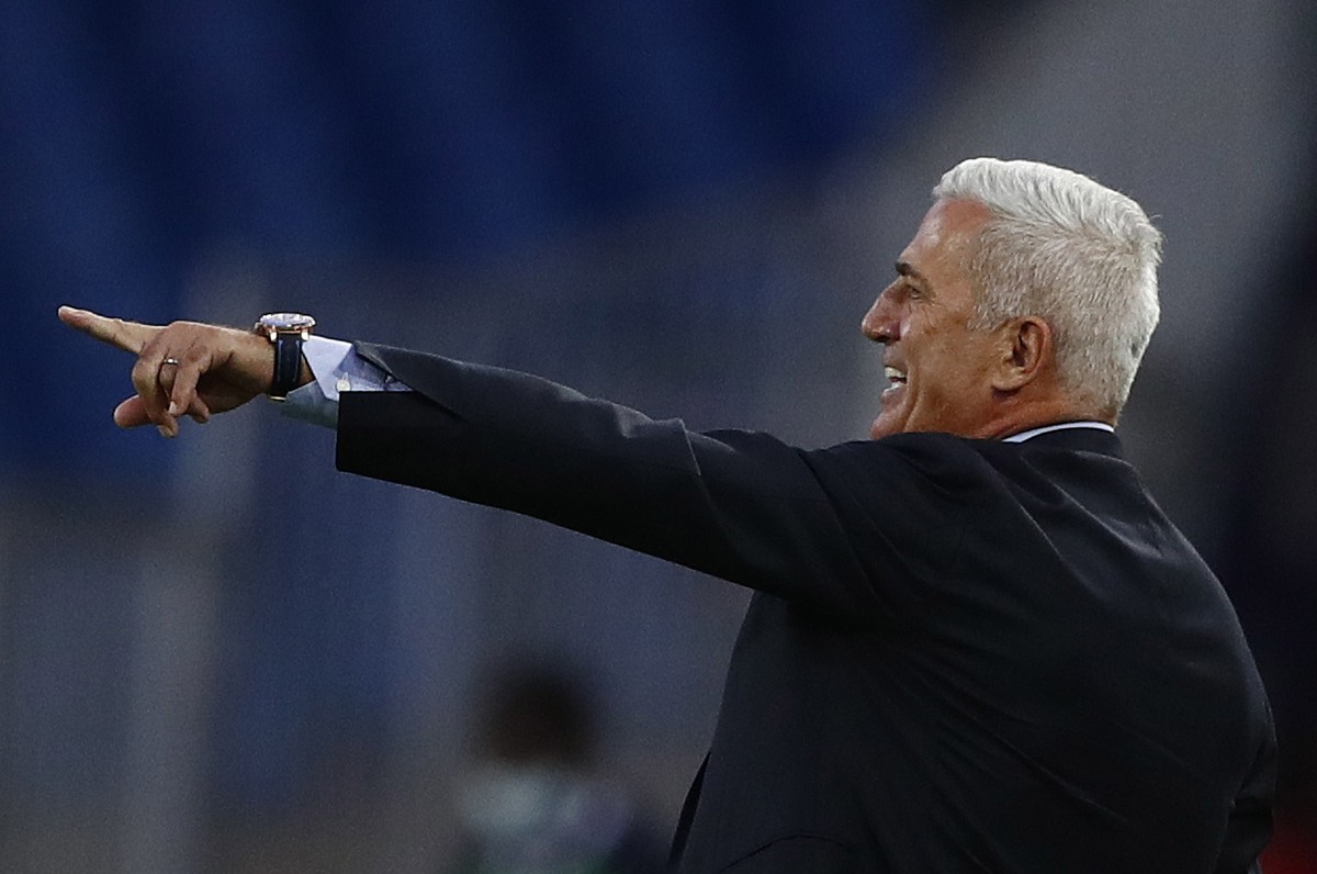 epa09482123 Girondins Bordeaux's head coach Vladimir Petkovic reacts during the French Ligue 1 soccer match between Montpellier HSC and Girondins Bordeaux, Montpellier, France, 22 September 2021. ...