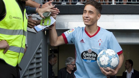 epa06192852 Celta Vigo&#039;s new player Emre Mor greets fans during his presentation at the Balaidos stadium in Vigo, Galicia, northwestern Spain, 08 September 2017. EPA/Salvador Sas