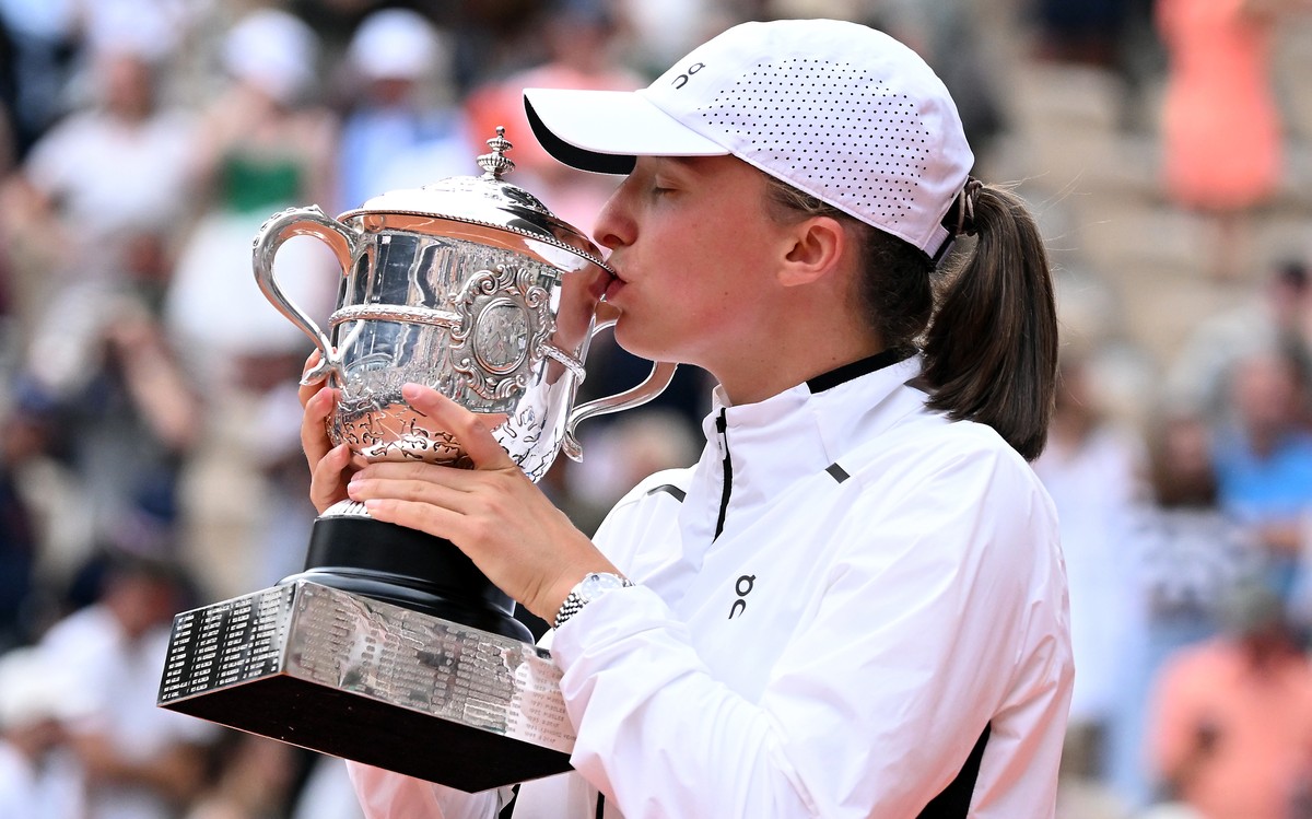 epa10683777 Iga Swiatek of Poland poses with the Coupe Suzanne-Lenglen after winning against Karolina Muchova of the Czech Republic in their Women's final match during the French Open Grand Slam  ...