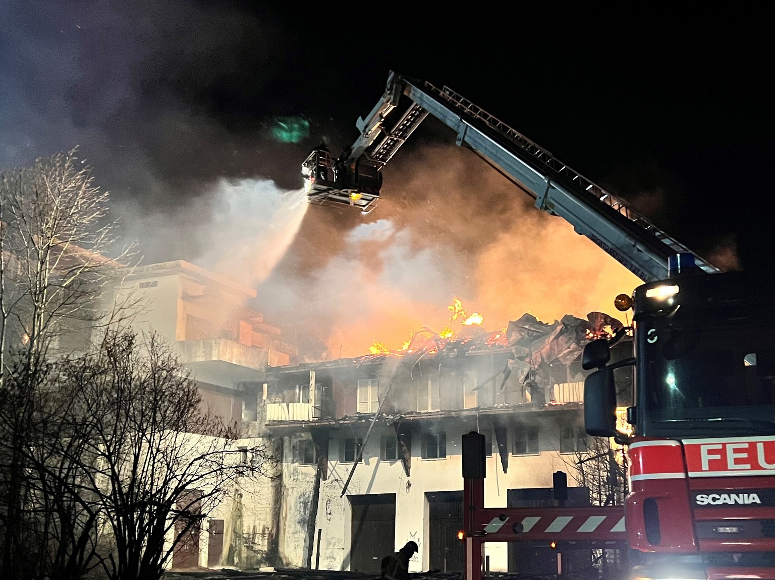 HANDOUT - Am Mittwoch, 07. Februar 2024), kurz vor 18 Uhr, hat die Kantonale Notrufzentrale St.Gallen die Meldung von einem Brand im ehemaligen Hotel Acker an der Ackerstrasse erhalten. Ein Teil des G ...