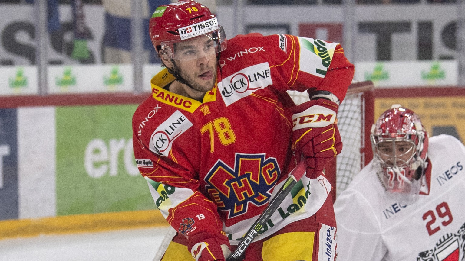 Biels Marc-Antoine Pouliot, links, kaempft um den Puck, gegen Lausannes Goalie Luca Boltshauser, und Joel Genazzi, rechts, waehrend dem Meisterschaftsspiel der National Leaguel, zwischen dem EHC Biel  ...