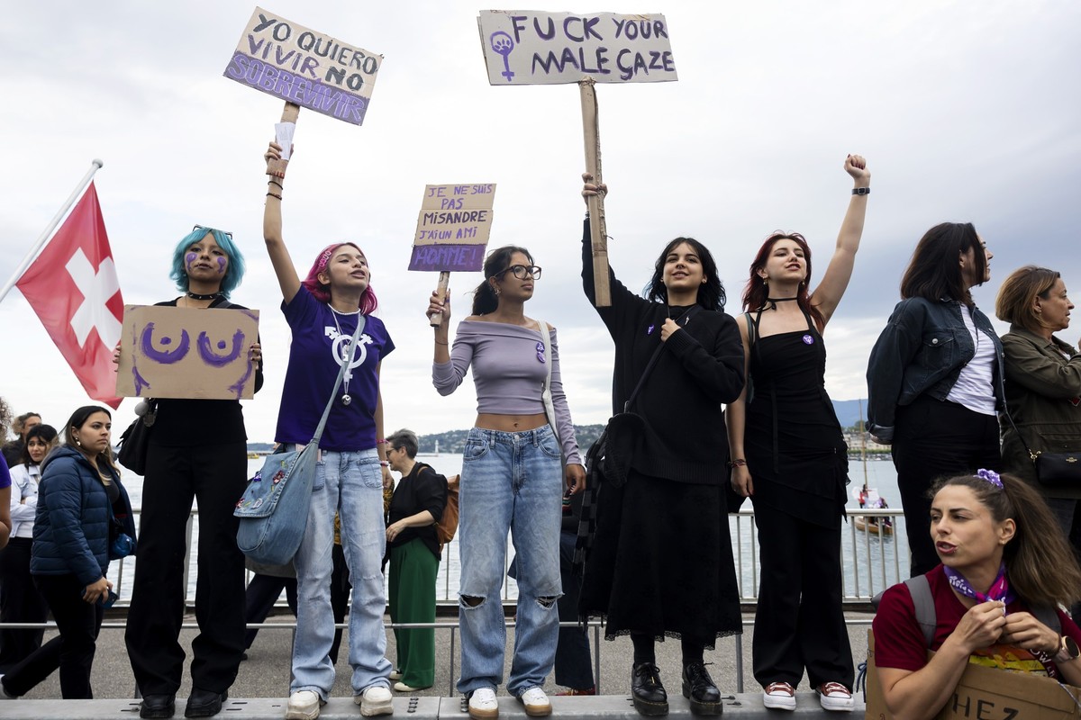 Des femmes defilent dans les rues de la ville a l'occasion de la greve feministe, ce vendredi 14 juin 2024 a Geneve. (KEYSTONE/Salvatore Di Nolfi)