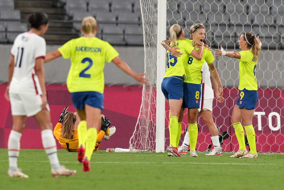 epa09356298 Lina Hurtig (2-R) of Sweden celebrates with teammates after scoring the 3-0 lead during the women's soccer group stage match between Sweden and the USA at the Tokyo 2020 Olympic Games ...