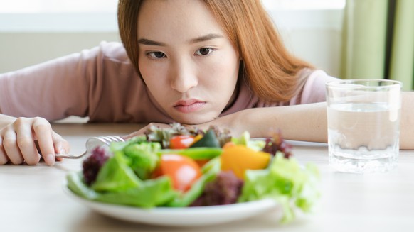 gemüse veggies vegi unlust frau essen food not