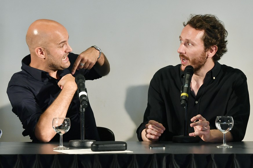 Nicolas Stemann, links, und Benjamin von Blomberg, rechts, an einer Medienkonferenz in Zuerich am Mittwoch, 21. Juni 2017. Ab der Saison 2019/2010 steht das Schauspielhaus Zuerich unter neuer Leitung. ...