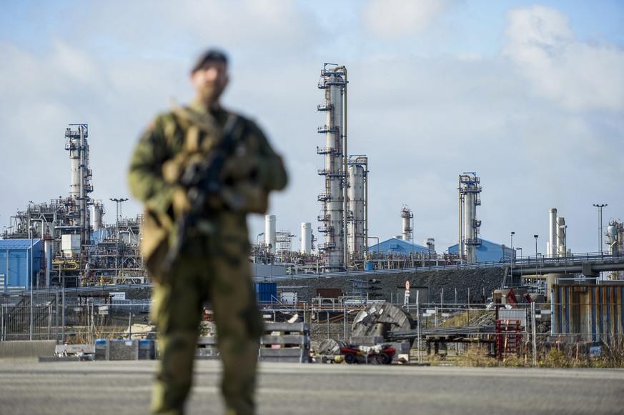 epa10221491 A Norwegian Home Guard, Heimvernet, officer is assisting the police with increased security at the petroleum plant Karsto in Rogaland, Norway, 03 October 2022. Norwegian Home guard units a ...