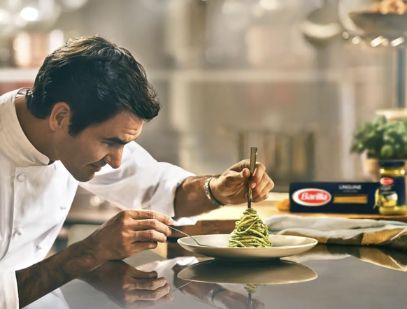 Federer richtet für Werbepartner Barilla Nudeln an.