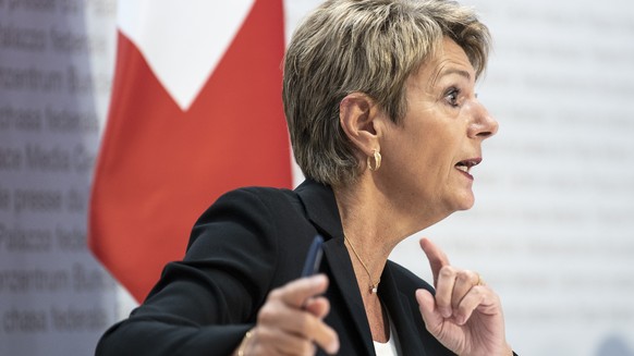 Bundesraetin Karin Keller Sutter spricht an einer Medienkonferenz ueber die Justizinitiative, am Montag, 11. Oktober 2021, in Bern. (KEYSTONE/Peter Schneider)