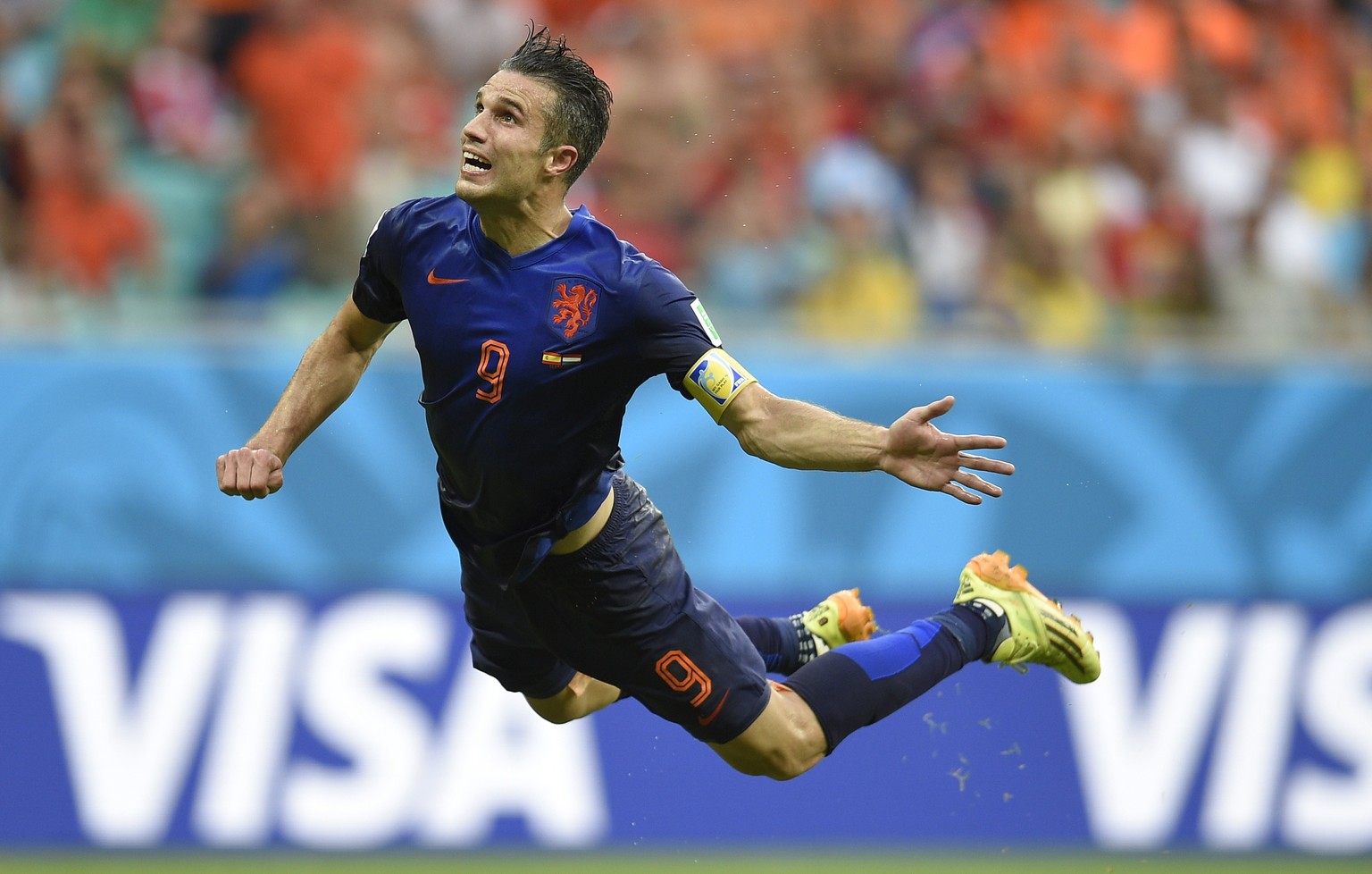 The Flying Dutchman: Robin van Persie köpfelt den herrlichen Ausgleichstreffer zum 1:1.