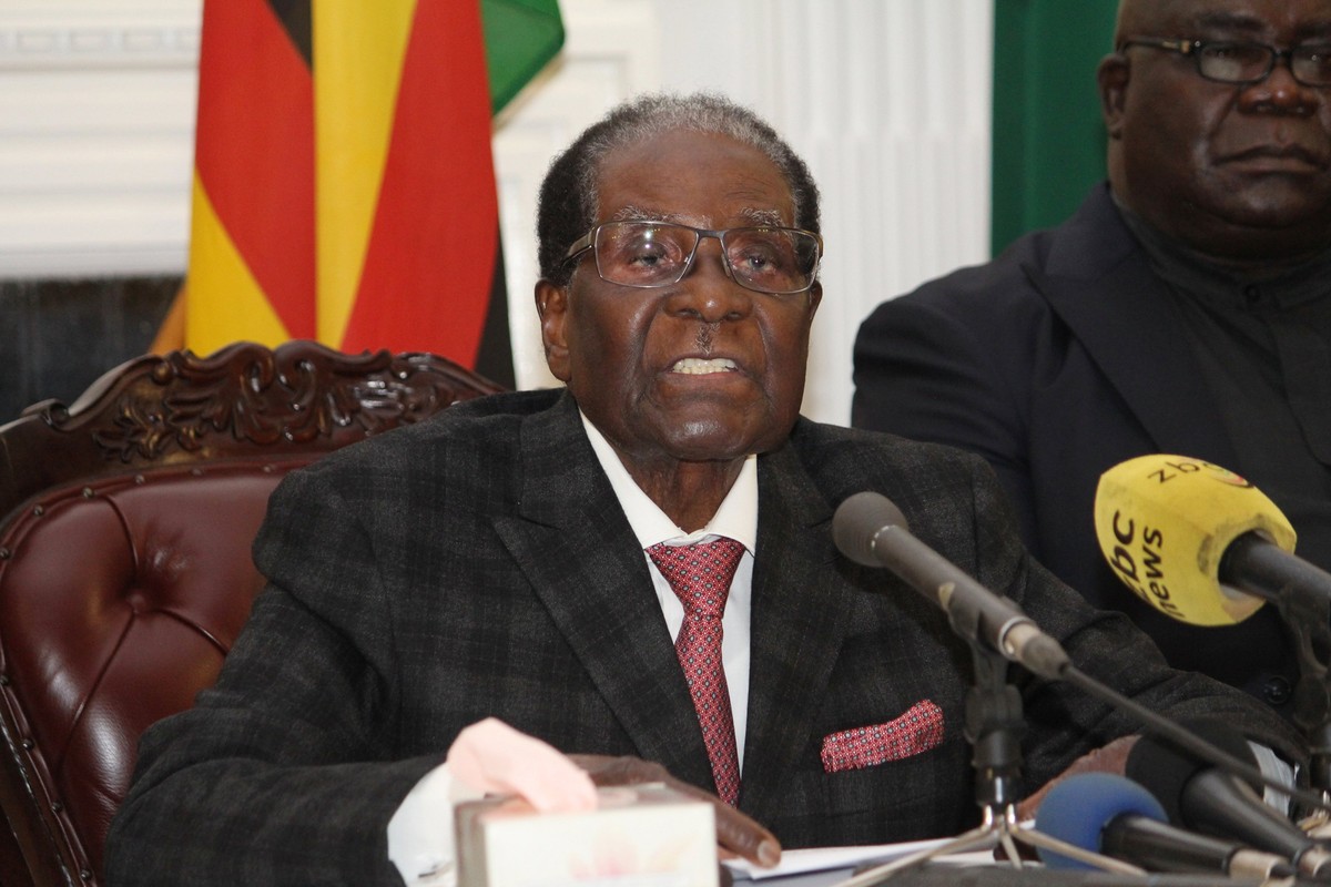 epa06340240 A handout photo made available by the Zimbabwean government through 'The Herald' daily newspaper on 20 November 2017 shows Zimbabwean President Robert Mugabe addressing the natio ...