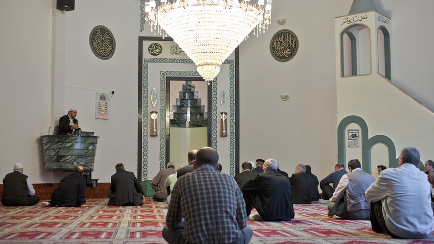 Imam Imran Ahmeti leads the Jumu&#039;ah at the Islamic Albanian Association in Winterthur in the canton of Zurich, pictured on October 30, 2009. (KEYSTONE/Alessandro Della Bella)

Imam Imran Ahmeti l ...