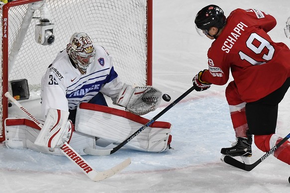 Switzerland’s Reto Schaeppi, right, in action against France&#039;s goaltender Christobal Huet during their Ice Hockey World Championship group B preliminary round match between Switzerland and France ...