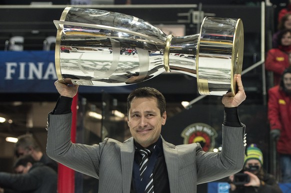 Guy Boucher mit der Cup-Trophäe.