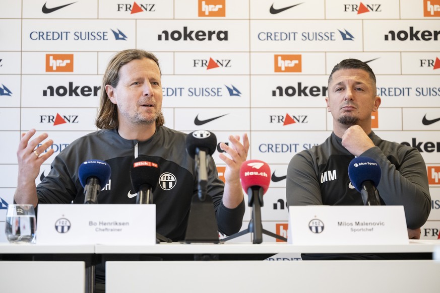 FCZ Trainer Bo Henriksen, links, spricht neben Sportchef Milos Malenovic ueber seine Vertragssituation und den Ausblick auf das Derby gegen GC, aufgenommen am Freitag, 9. Februar 2024 im Heerenschuerl ...