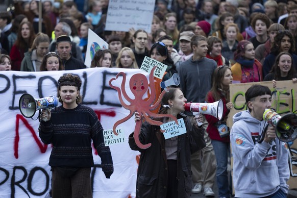 Junge Leute demonstrieren fuer den Klimaschutz waehrend einem Klimastreik, am Freitag, 23. September 2022, in Bern. (KEYSTONE/Peter Klaunzer)