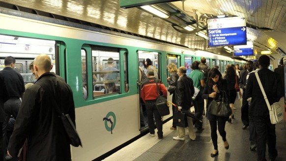 epa02319803 Metro passengers board a train at Gare Montparnasse in Paris, France, 06 September 2010, at the start of the general strike called by the trade unions for 07 September to protest against r ...