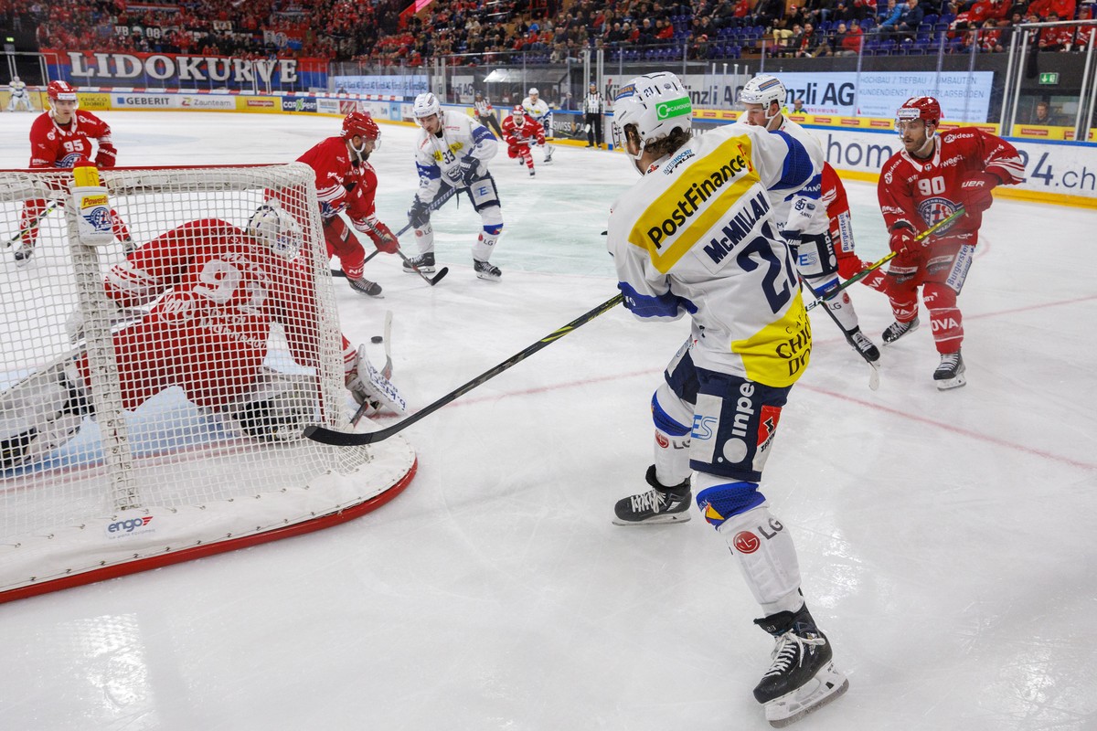 HC Ambri-Piotta Stuermer Brandon McMillan, vorne, gegen SC Rapperswil-Jona Lakers Torhueter Robin Meyer waehrend dem Eishockey-Meisterschaftsspiel der National League zwischen den SC Rapperswil-Jona L ...