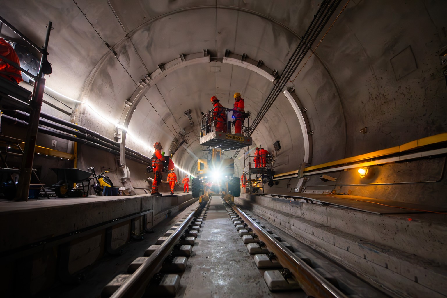 Sanierungsarbeiten im Gotthard-Basistunnel, aufgenommen am Freitag, 24. Mai 2024, bei Faido. Bei der Entgleisung eines Gueterzuges am 10. August 2023, wurde die Gleisanlage sowie ein Spurwechseltor im ...