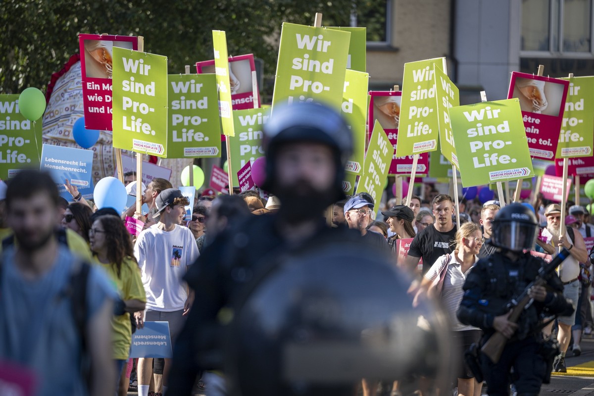 KEYPIX - Einsatzkraefte der Polizei sichern die Umzugsroute der Abtreibungsgegner die an der "Marsch fuers Laebe" Kundgebung teilnehmen, am Samstag, 20. September 2025 in Zuerich Oerlikon. ( ...