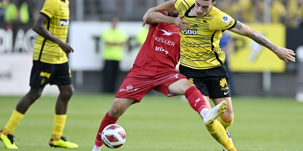 YB-Verteidiger Cédric Zesiger im Duell mit Winterthur-Stürmer Roman Buess.