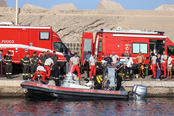 epaselect epa11556826 Rescue workers and divers from the Italian fire brigade as a rescue operation continues for the missing people who were on board a sailboat that sank, in Porticello, Sicily Islan ...