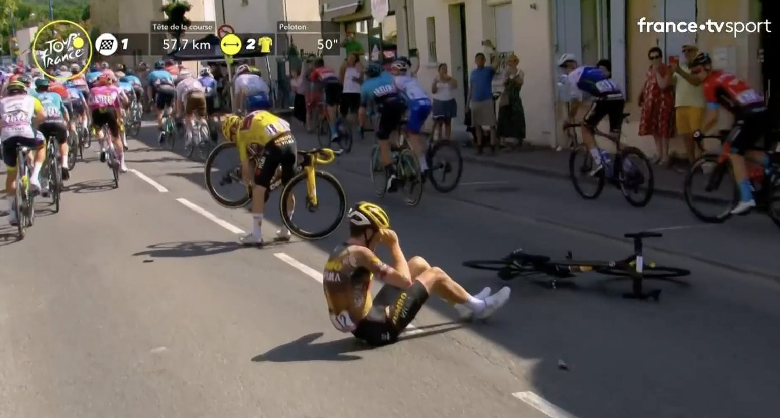 Tour-Leader Jonas Vingegaard muss zu Boden, kommt am Ende aber mit dem Schrecken davon.