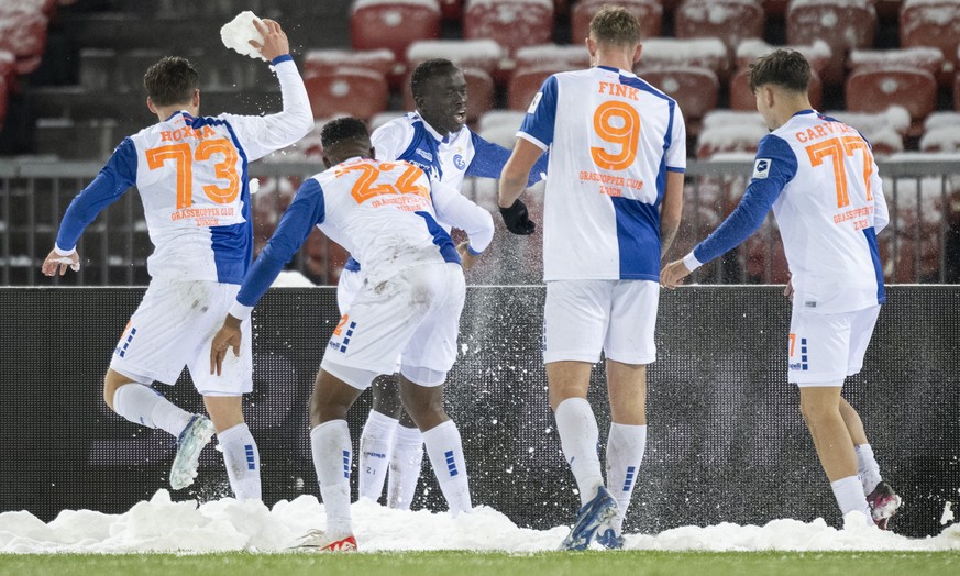 GCs Awer Mabila jubelt nach seinem 4:0 Tor im Schnee im Fussball Meisterschaftsspiel der Super League zwischen dem Grasshopper Club Zuerich und FC Lausanne-Sport im Letzigrund, am Samstag, 2. Dezember ...