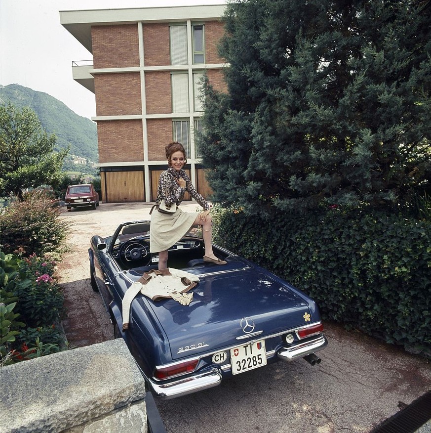 (GERMANY OUT) Valente, Caterina *14.01.1931-Saengerin, Schauspielerin, D- Ganzkoerperaufnahme, steht in einem blauen Mercedes Cabriolet, Lugano (Schweiz)- 1969 (Photo by Horst Prange/ullstein bild via ...
