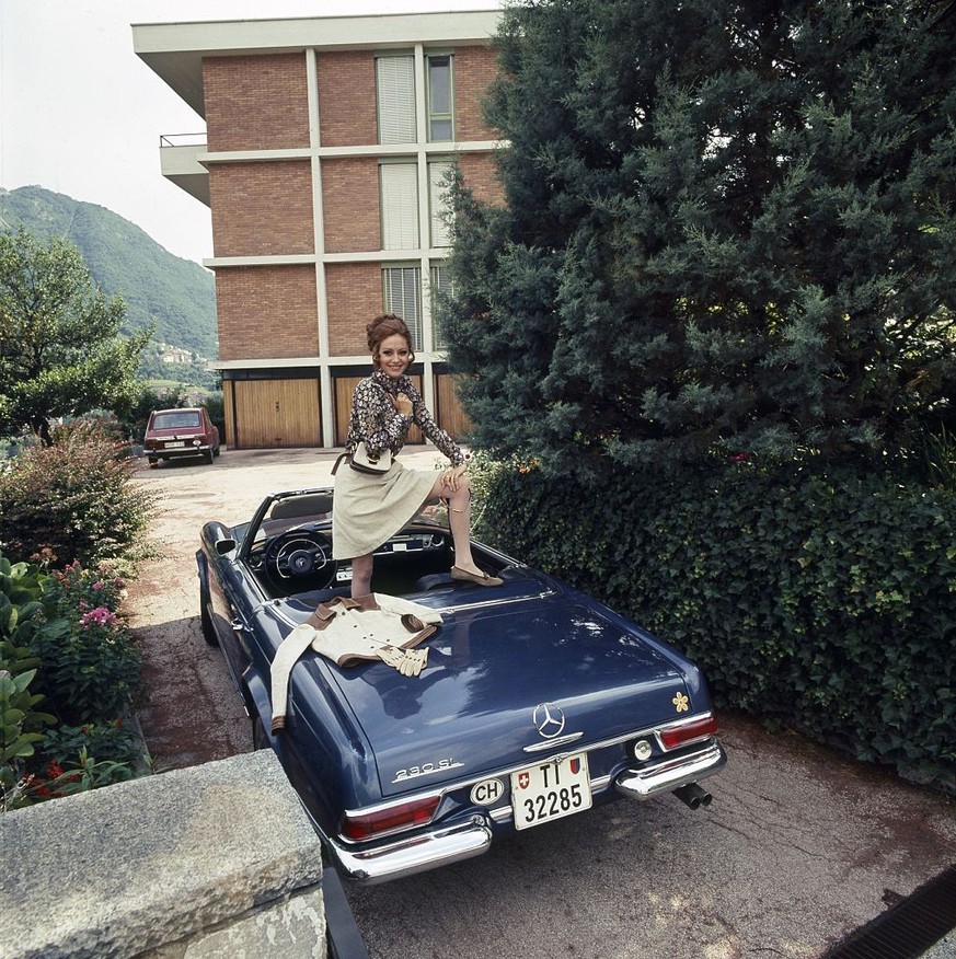 (ALLEMAGNE OUT) Valente, Caterina *14.01.1931-chanteuse, actrice, D- photo du corps entier, debout dans une Mercedes décapotable bleue, Lugano (Suisse)- 1969 (Photo de Horst Prange/ullstein bild via ...