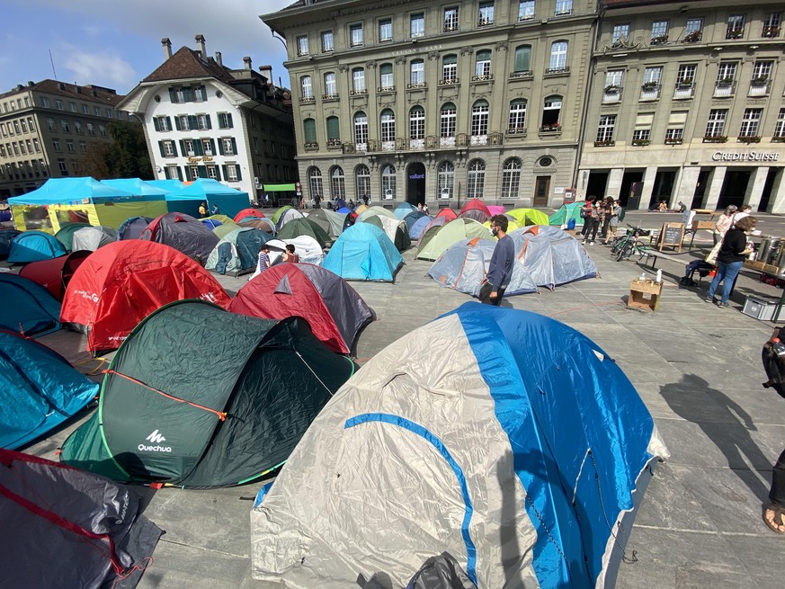 Der Bundesplatz ist seit den frühen Morgenstunden ein grosses Klimacamp.