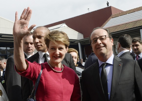 Simonetta Sommaruga, Swiss Federal President, left, and Francois Hollande, President of France, right, welcome spectactors during a visit of the Swiss cleantech entreprise &quot;Ernst Schweizer AG Metallbau&quot; in Hedingen in the Canton of Zuerich, Switzerland, Thursday, 16  April 2015. French President Francois Hollande attends a two-day official visit in Switzerland. (KEYSTONE/Steffen Schmidt)