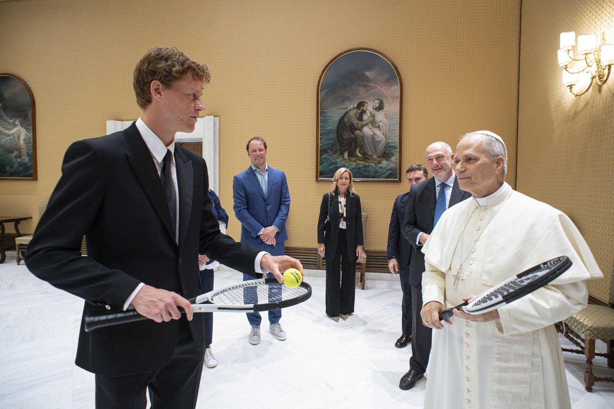 epa12099332 A handout photo made available by the Vatican Media shows Italian tennis player Jannik Sinner giving a tennis racket to the Pope Leo XIV in Vatican City, 14 May 2025. EPA/VATICAN MEDIA HAN ...