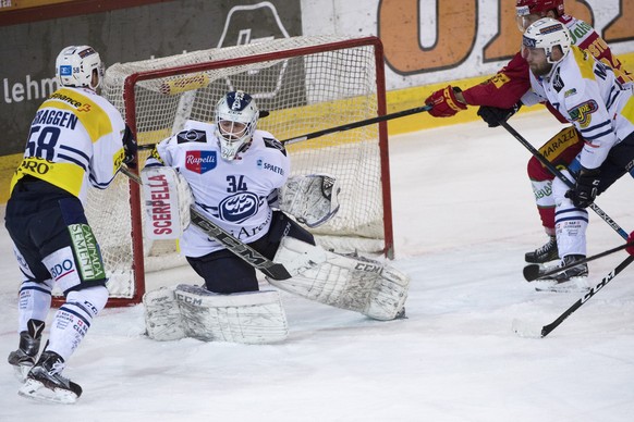 Langnaus Alexei Dostoinov, rechts, verpasst eine Chance gegen Ambris Jesse Zgraggen, Goalie Gauthier Descloux und Mikko Maeenpaeae, von links, waehrend dem Eishockey Meisterschaftsspiel der National L ...