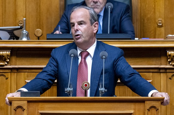 Nationalrat Gerhard Pfister, Mitte-ZG, vorne, spricht vor Ratspraesident Eric Nussbaumer, SP-BL, an der Herbstsession der Eidgenoessischen Raete, am Montag, 16. September 2024, in Bern. (KEYSTONE/Pete ...