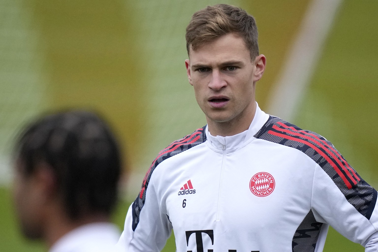 Bayern&#039;s Joshua Kimmich watches team mate Serge Gnabry during a training session prior to the Champions League group E soccer match between Bayern Munich and Benfica Lisbon in Munich, Germany, Mo ...