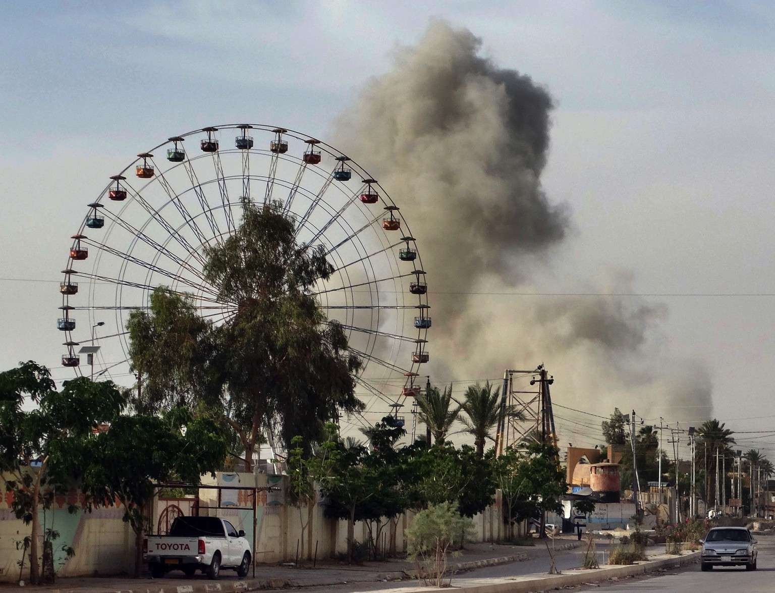 Rauchsäule in der irakischen Stadt Ramadi, nachdem die von den USA angeführte Militärkoalition IS-Stellungen bombardiert hat (09.05.2015).