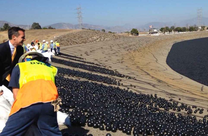 20'000 «Shade Balls» auf ihrem Weg ins Reservoir (11.08.2015).